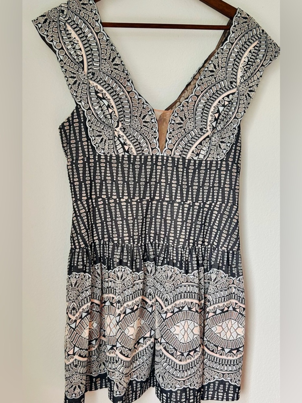 BCBGMAXAZRIA Lace Fit Flare Dress Black Cream Sleeveless Size 10  Wedding Guest